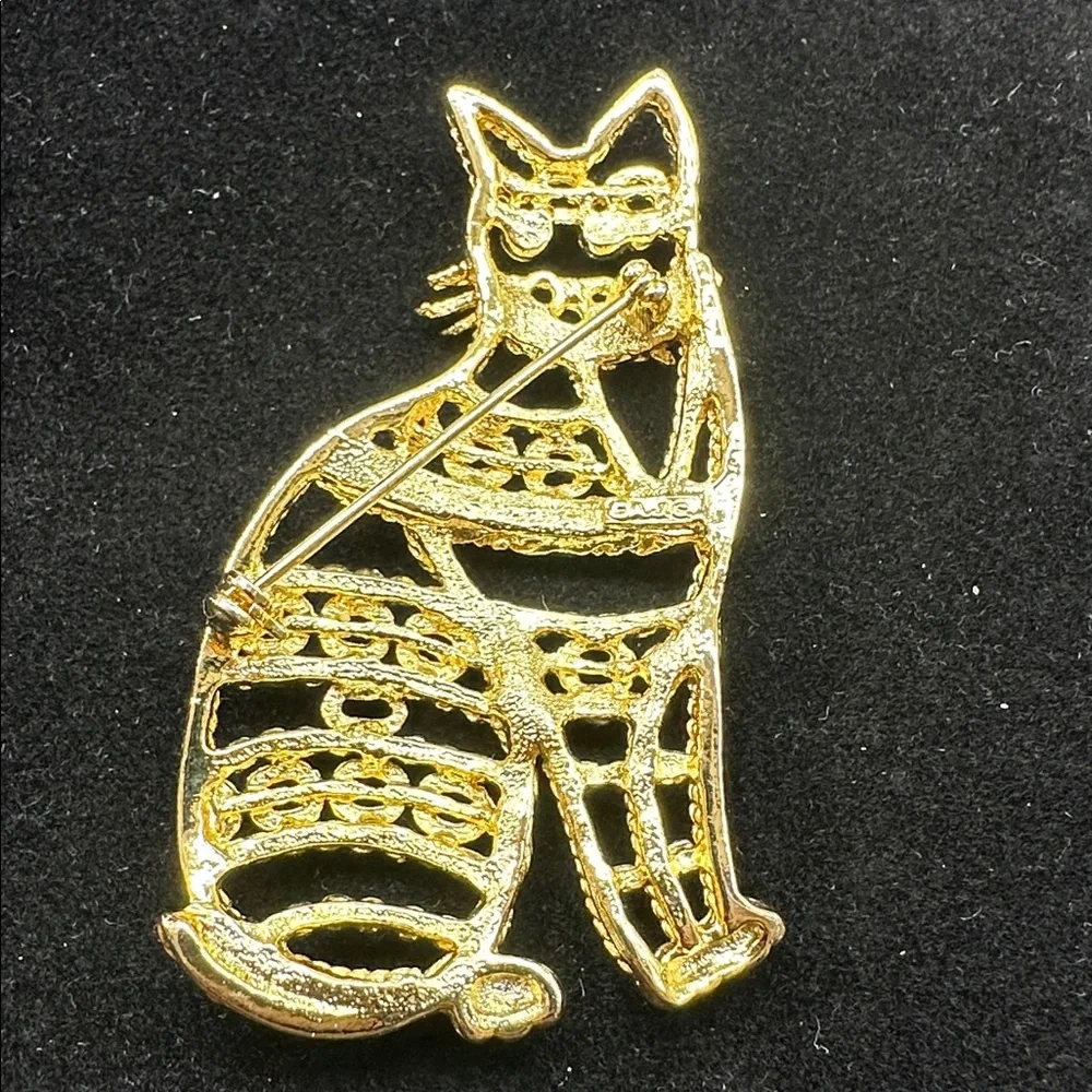 CAT Vintage AJC gold-tone brooch features an intricate filigree cat design #280